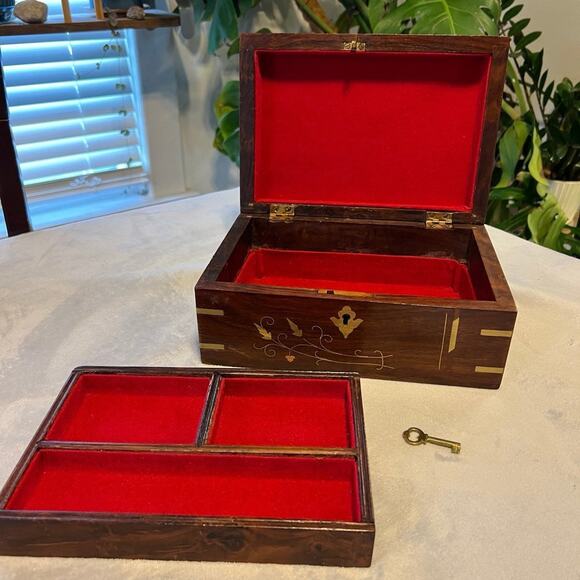 Vintage Beautiful Wooden Jewelry Box with Brass Inlay - 10” x 7” x 4.5” - Picture 3 of 11